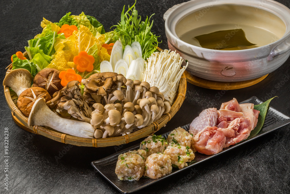 とり鍋セット　ちゃんこ鍋　Japanese food served in a hot pot