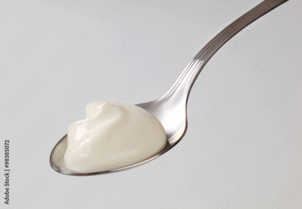 勺子上的白酸奶