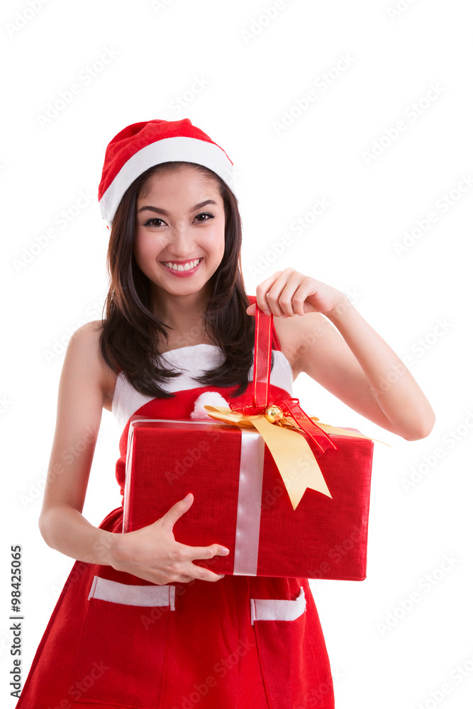 美丽的亚洲女人穿着圣诞老人服装，微笑着拿着新年礼盒礼物，这张照片