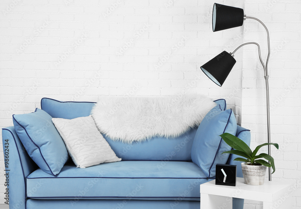 美丽的现代客厅，配有蓝色沙发和落地灯