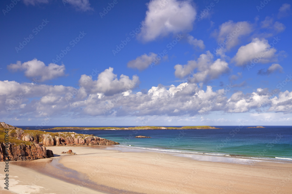 阳光明媚的遥远海滩，苏格兰北部海岸