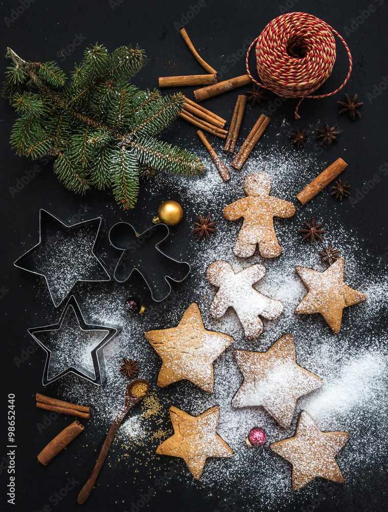 用糖粉、茴香和肉桂棒烹制的圣诞传统姜饼饼干