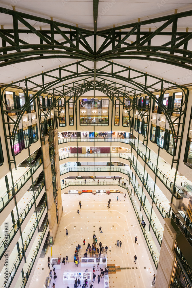 现代购物中心内部