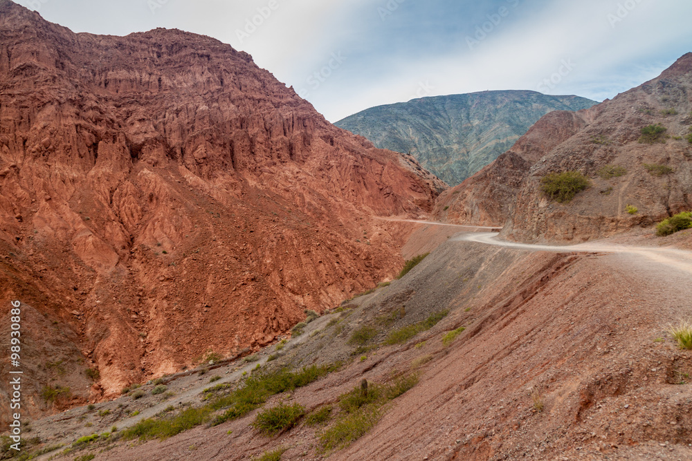 阿根廷Purmamarca村（Quebrada de Humahuaca山谷）附近的彩色岩层