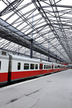这列电动火车停在了赫尔辛基的亭中央车站