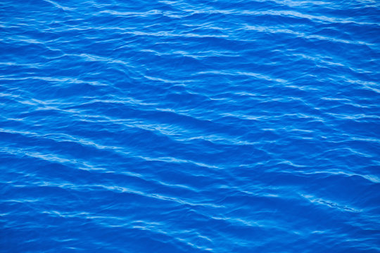 蓝色的海面有波浪