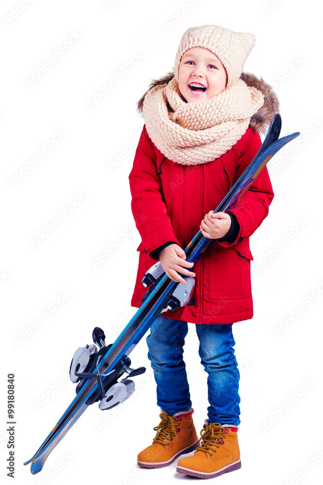 快乐兴奋的男孩抱着滑雪装备