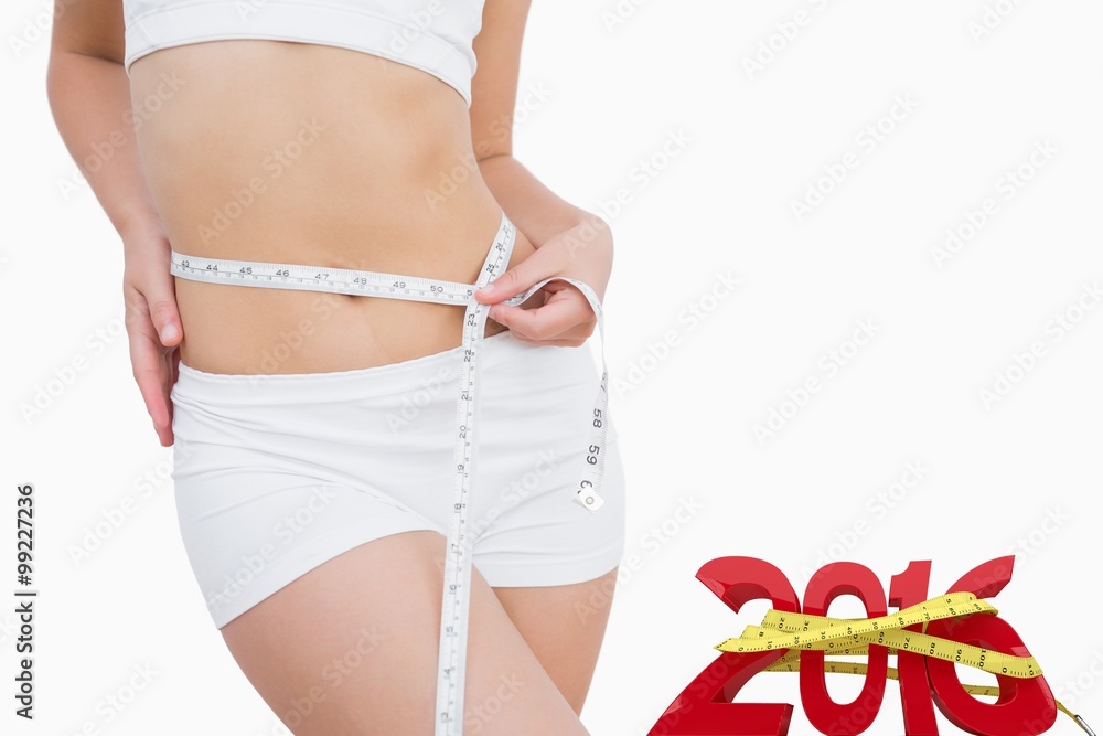 健康女性用卷尺测量腰部的合成图像