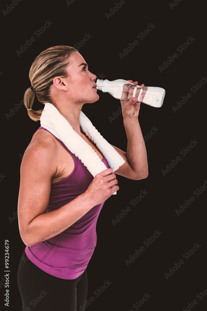 肌肉女人喝水的合成图像