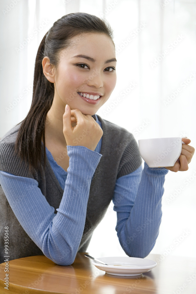 在咖啡店喝咖啡的年轻女人