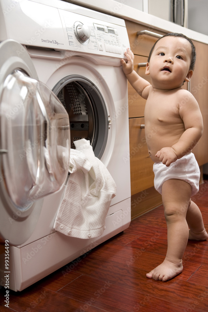 带洗衣机的婴儿