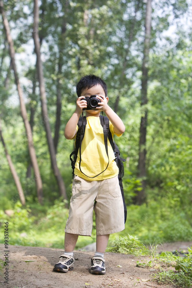 小男孩在大自然中拍照