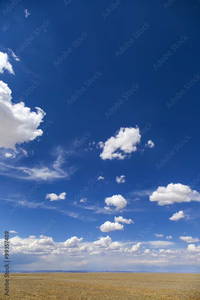中国甘肃省的天空与沙漠