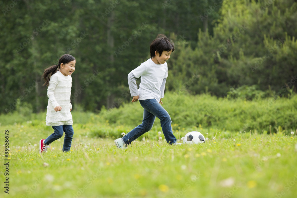 快乐的孩子们一起踢足球