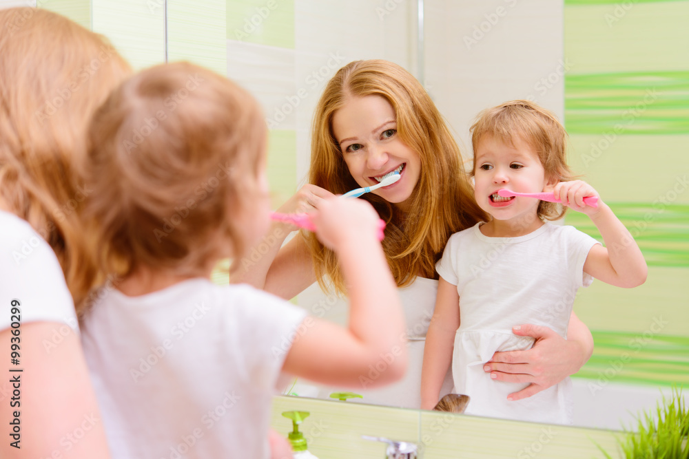 幸福的家庭母亲和女儿的孩子刷牙b