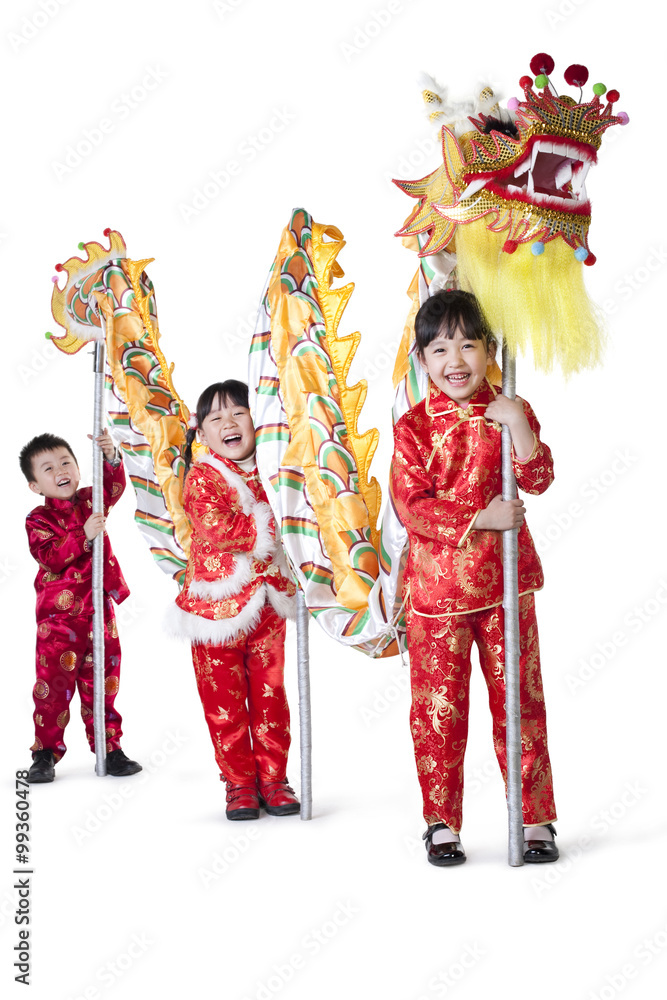三个中国孩子抱着中国龙