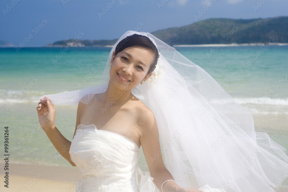 海滩上戴面纱的新娘