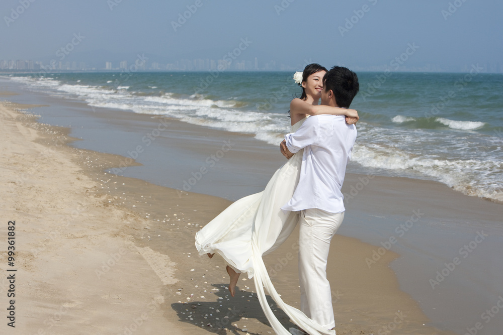 海滩上的新婚快乐