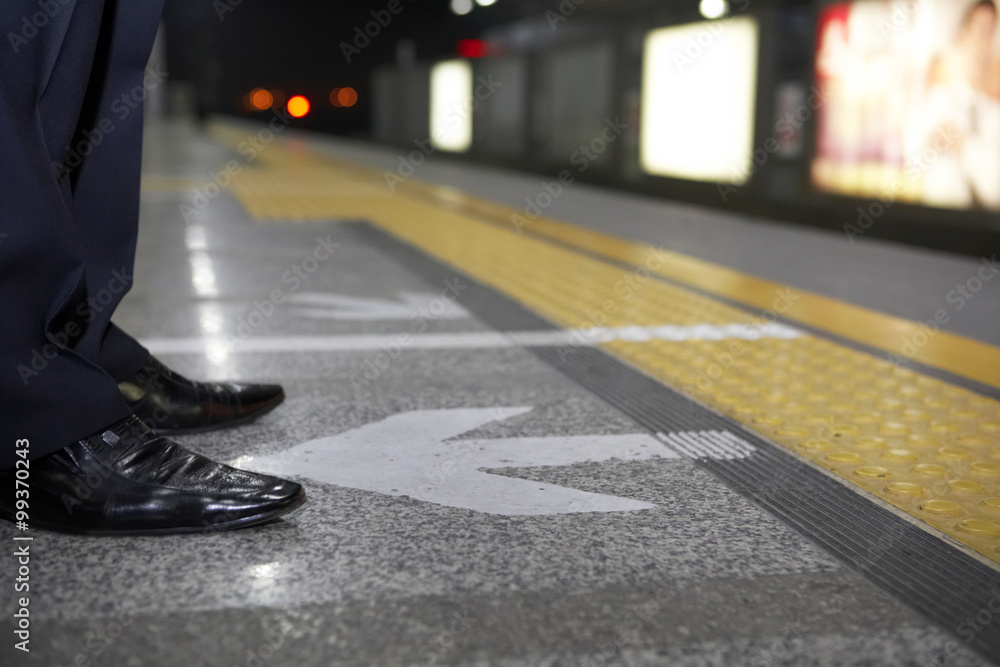 地铁站台上等待的商人脚的镜头