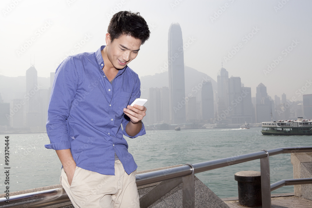 香港维多利亚港智能手机快乐少年