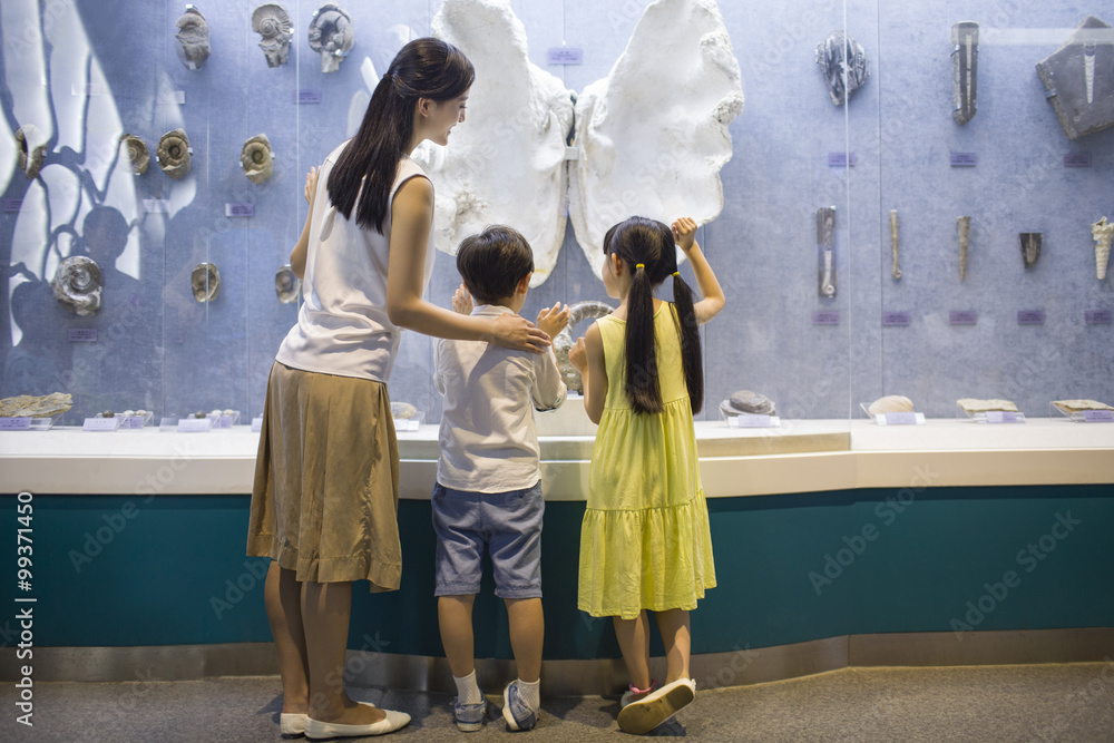 水族馆里的年轻母亲和孩子