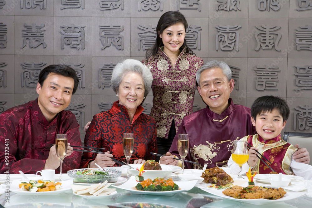 中国家庭在中餐馆庆祝