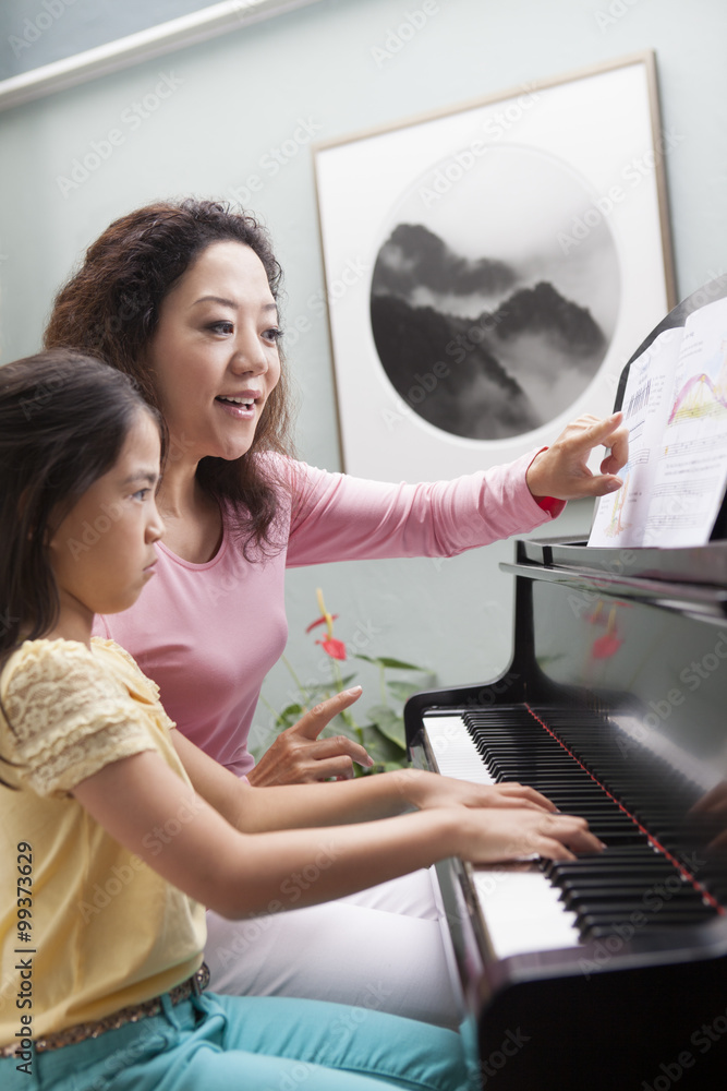 妈妈教女儿弹钢琴