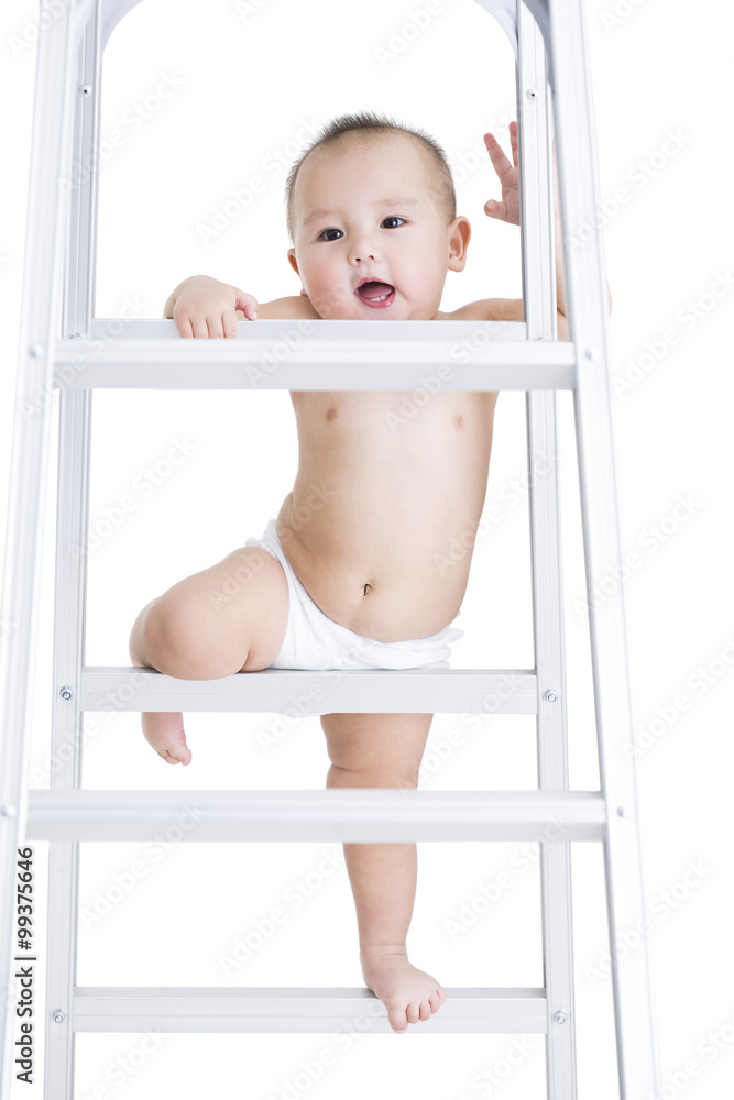 可爱的男婴爬梯子