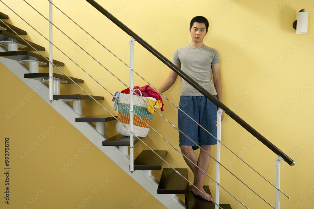 楼梯上拿着衣架的男人画像