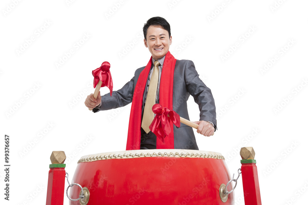 商人演奏中国传统红鼓