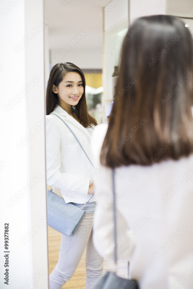 年轻女人看着镜子里的自己