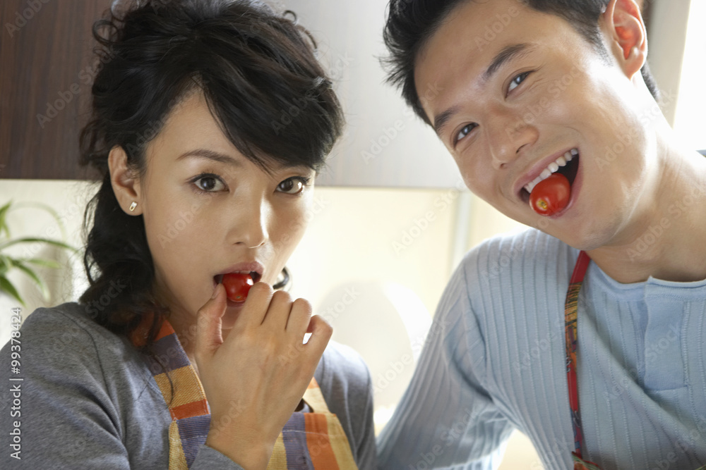 年轻情侣吃樱桃番茄