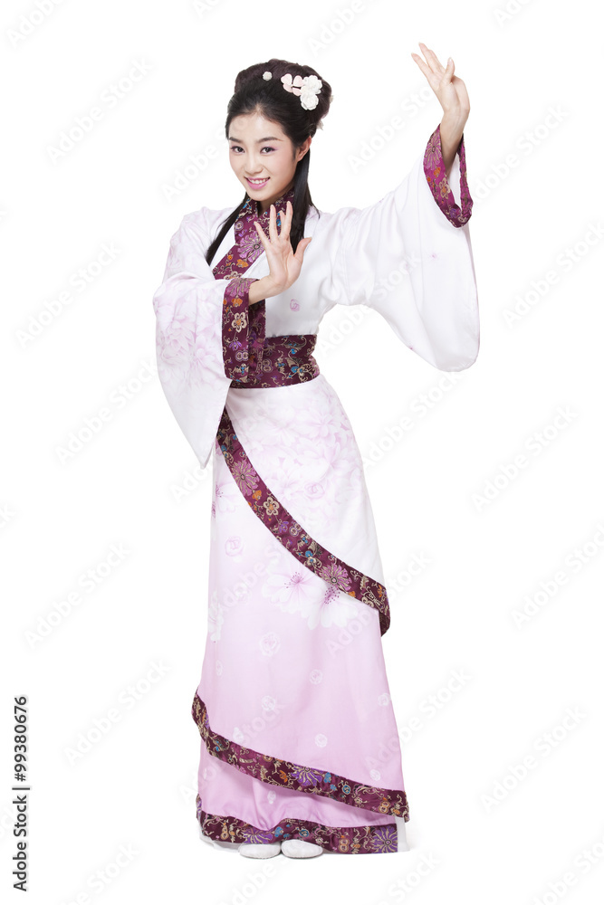 穿着中国传统服装跳舞的快乐年轻女子