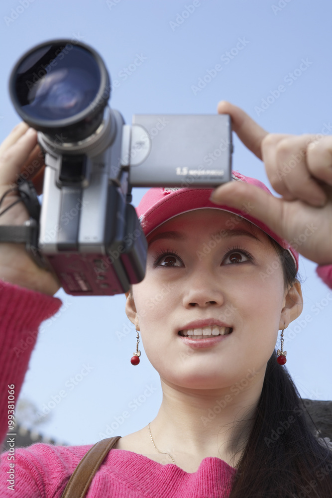 拍摄中国长城风景的女人