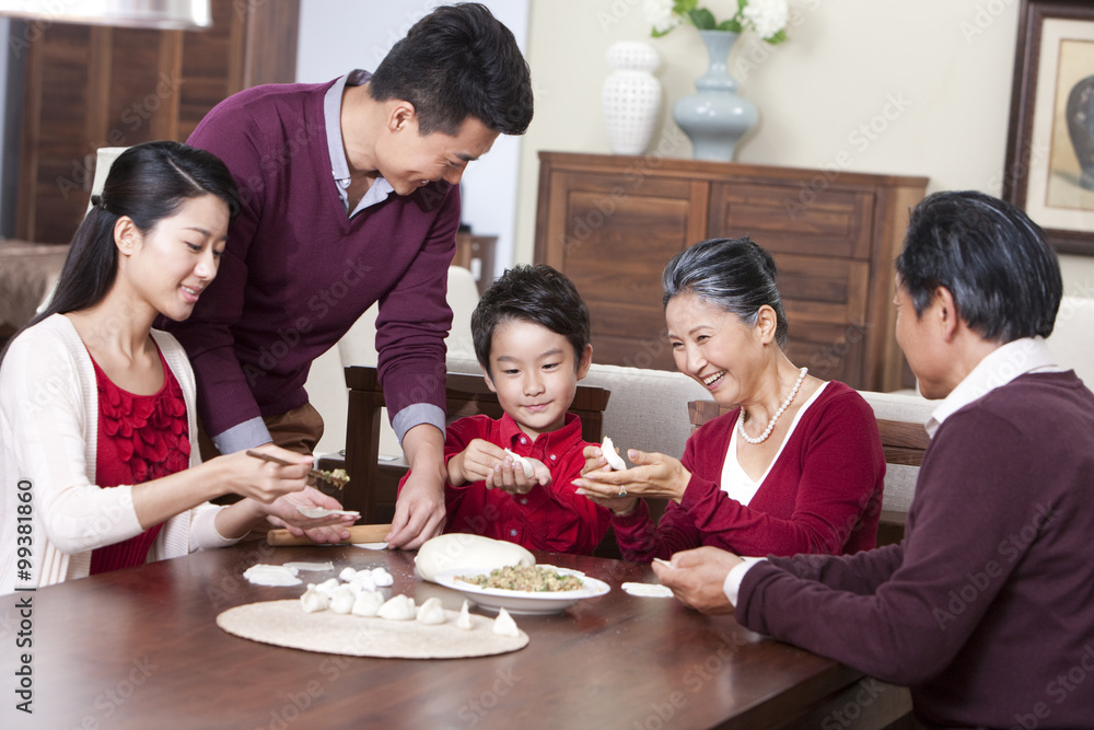快乐的家人在中国新年期间包饺子