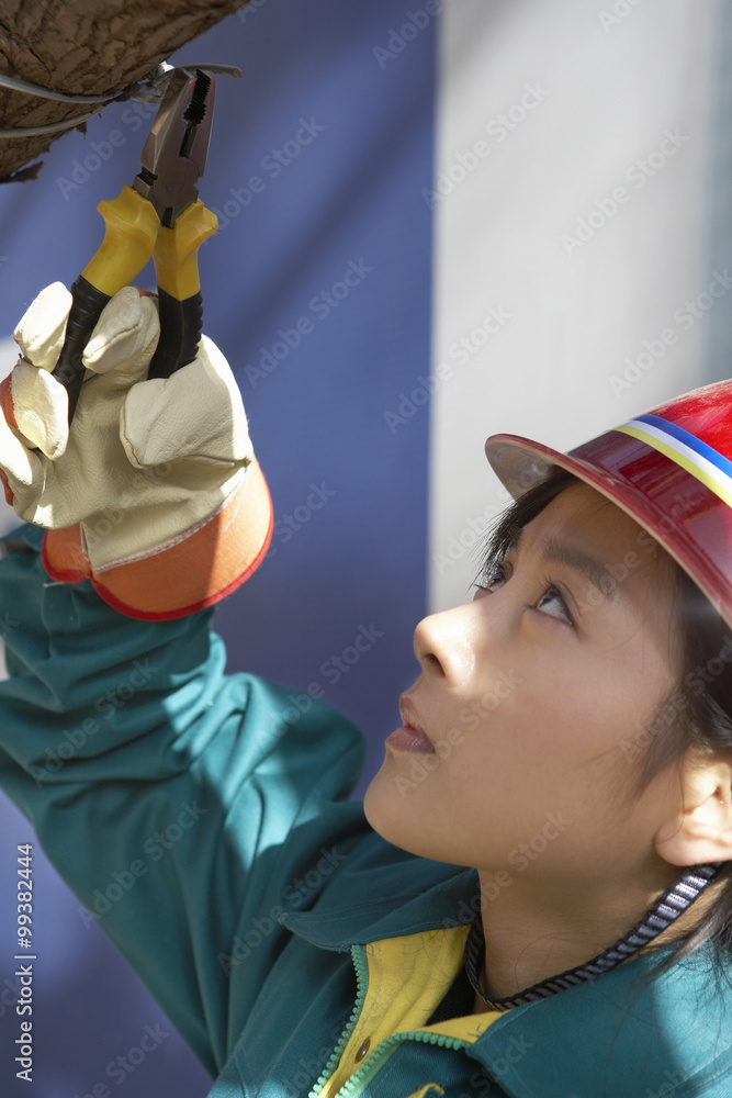 在建筑工地工作的妇女