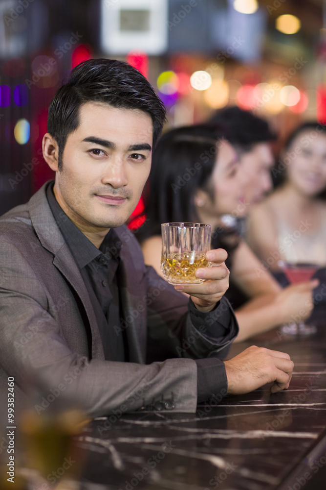 年轻人在酒吧喝酒