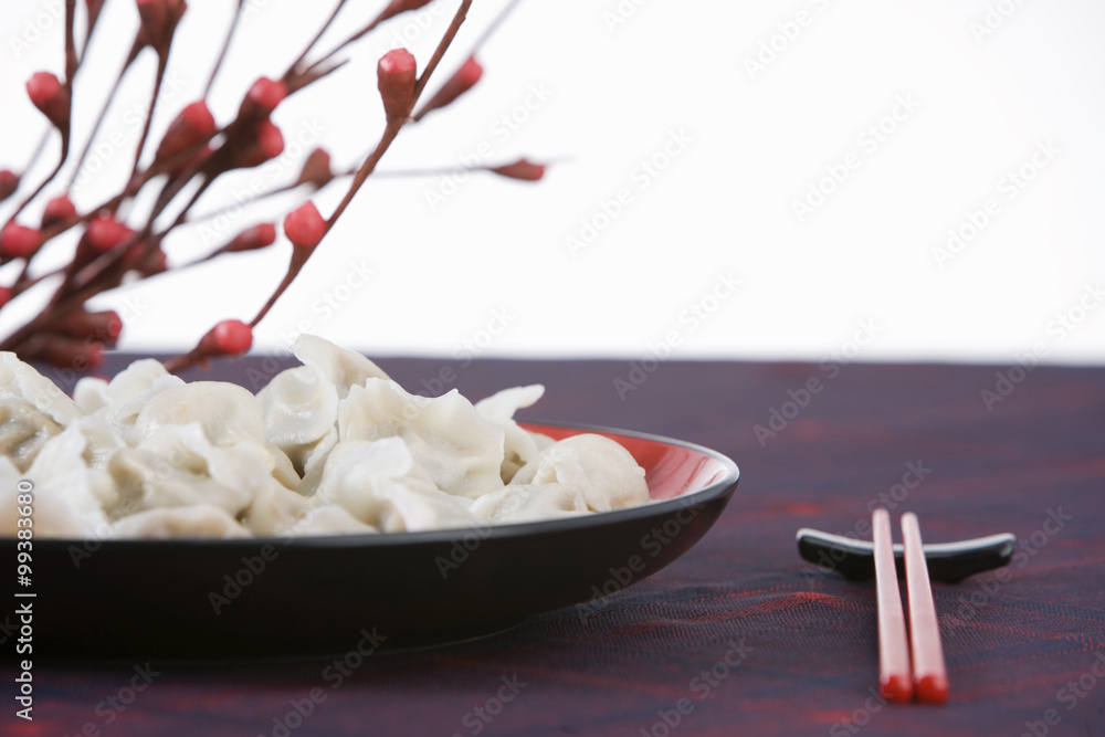 一盘饺子和一对筷子