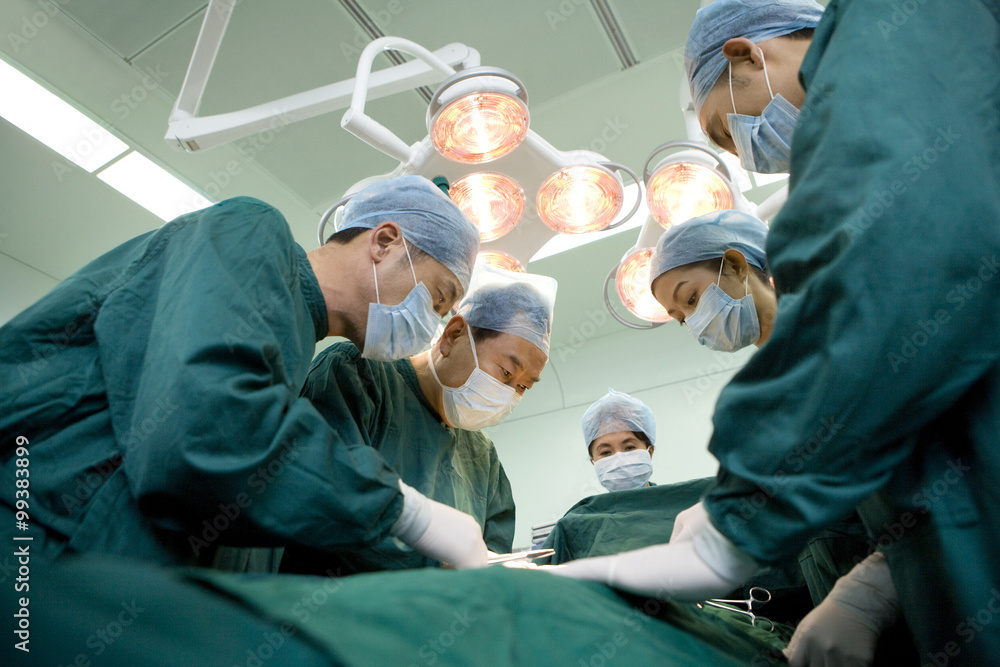 在手术室工作的外科医生团队