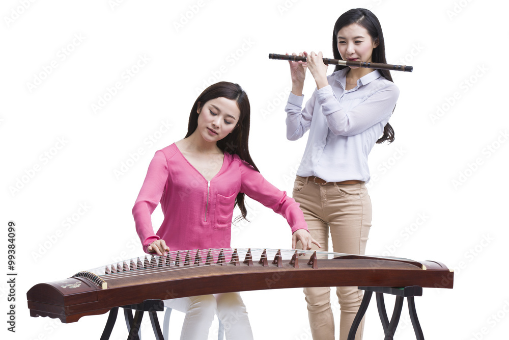 年轻女性演奏中国传统乐器