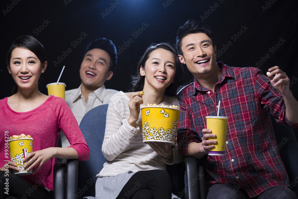 年轻夫妇在电影院看电影
