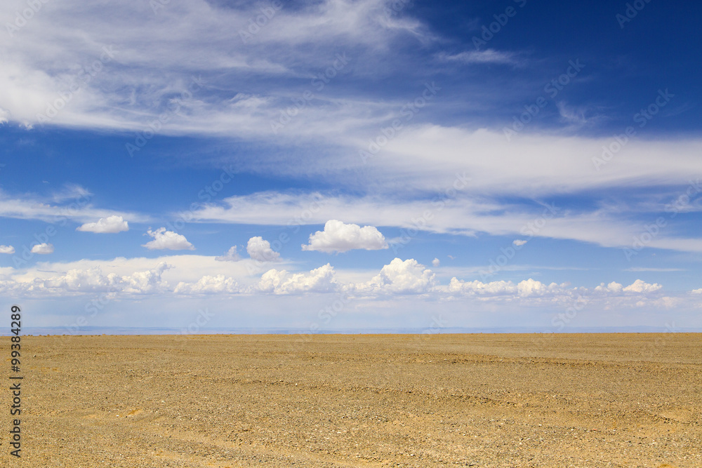 中国甘肃省的天空与沙漠