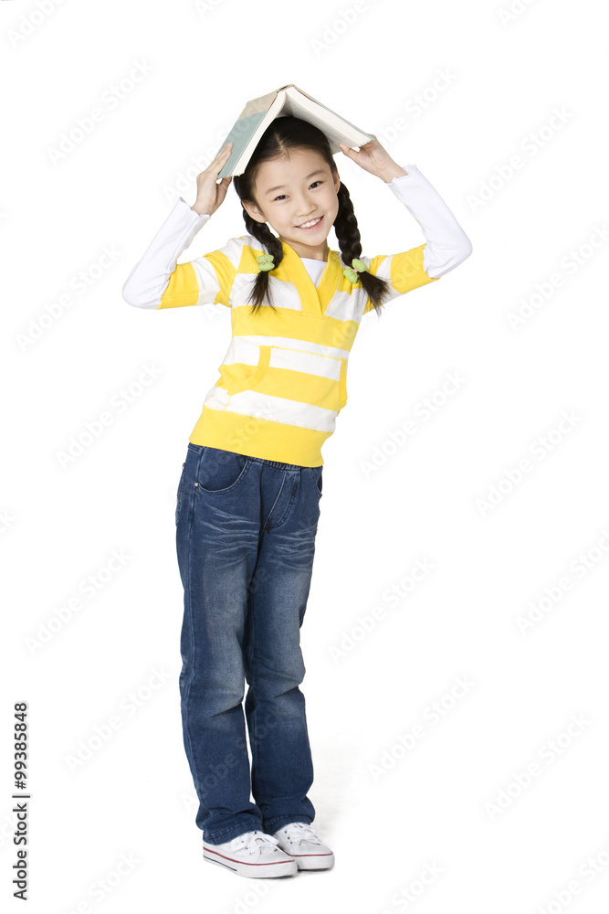 年轻女孩玩书摆姿势很开心