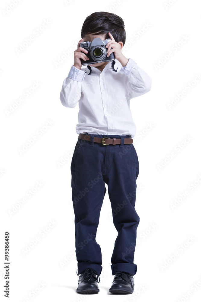 潮流男孩用相机拍照