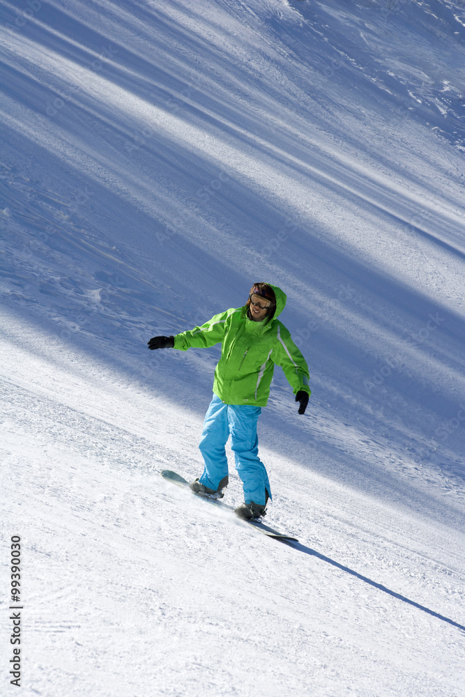 年轻人滑下滑雪坡