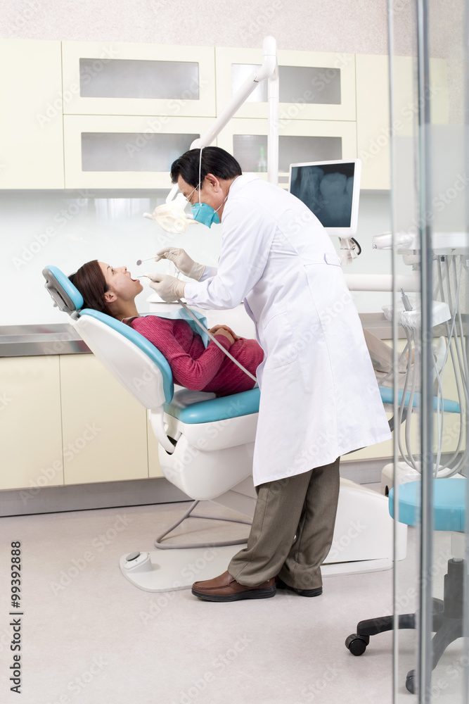 在牙科诊所接受治疗的患者