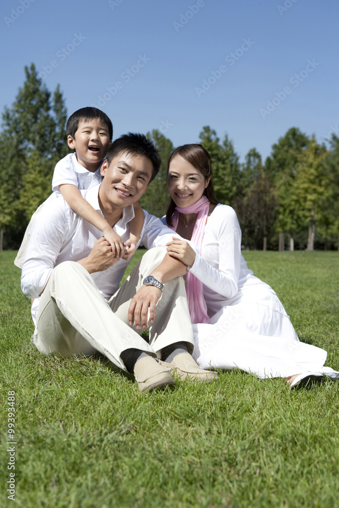 年轻的一家人享受公园