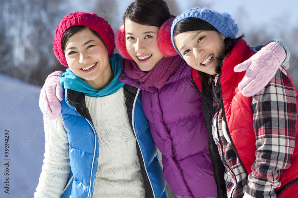 滑雪场快乐的年轻女性