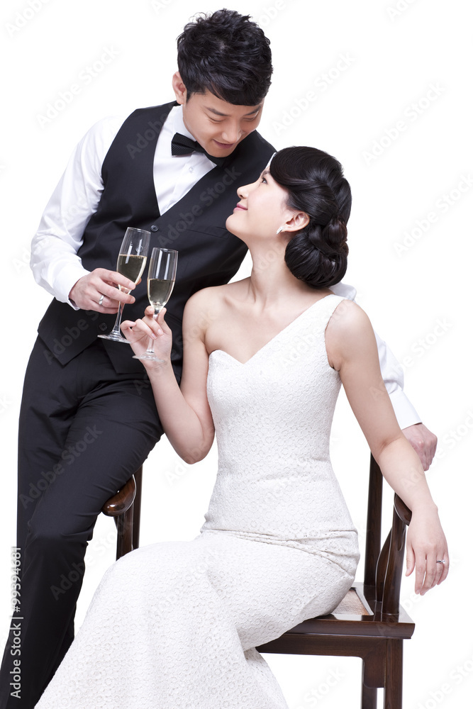 带着香槟长笛的快乐年轻夫妇