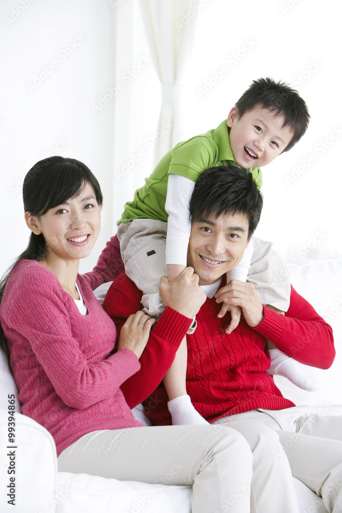 客厅里的中国年轻家庭